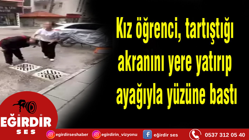 Kız öğrenci, tartıştığı akranını yere yatırıp ayağıyla yüzüne bastı